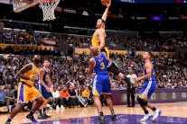 ليكرز يلحق بووريرز الخسارة الثانية