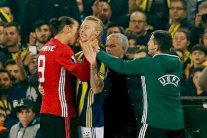 إبراهيموفيتش يخنق مدافع فنربغشة ويستحقر الحكم