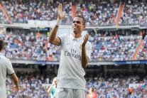 مورينيو يسعى لترميم دفاع مانشستر يونايتد بمواطنه بيبي