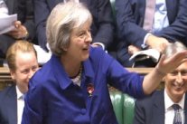 رئيسة الوزراء البريطانية تصف منع الفيفا لاعبي انجلترا واسكتلندا من ارتداء شارة تكريم قتلى الحروب بأنه أمر 