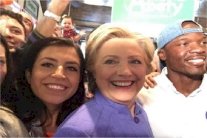 كلينتون تكشف عن عشقها لنادي آرسنال رغم انشغالها بالحملة الانتخابية