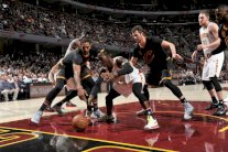 أتلانتا هوكس يُلحق الخسارة الأولى لكليفلاند حامل اللقب