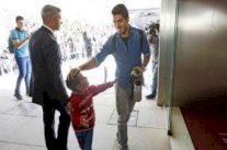 طفل أندلسي لاحق سواريز للظفر بقميصه... ونجح في مبتغاه!