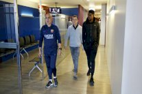 الإصابة تبعد مدافع برشلونة أومتيتي لـ3 أسابيع