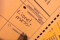 ناخب يصوت لصالح ميسي في انتخابات الرئاسة الأميركية