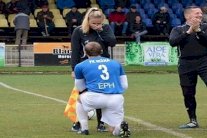 لاعب سلوفاكي يفاجىء الحضور ويعرض الزواج على مساعدة حكم