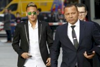 والده يؤكد: نيمار يعشق ميسي ولويس سواريز