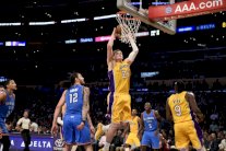 يونغ يقود ليكرز إلى الفوز على أوكلاهوما