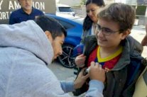 مهاجم برشلونة سواريز يحقق حلم طفل فلسطيني فقد بصره