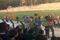 الشغب يحول دون إكمال لقاء الاخاء الأهلي والأنصار