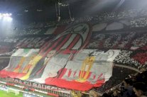 جماهير ميلان تحتفي ببرلسكوني بـ