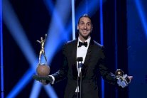 إبراهيموفيتش يتوج بجائزة 