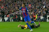 نيمار يُسقط مدافع ملقة أرضاً بمراوغة رائعة‬