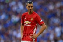 مورينيو يكشف أن مانشستر يونايتد سيجدد عقد إبراهيموفيتش