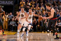 كوري ودورانت يقودان ووريرز إلى فوزه الـ12 على التوالي