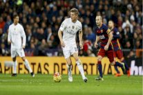 نجم وسط ريال مدريد كروس يستبعد اللعب للغريم برشلونة