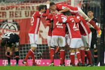 دورتموند يسقط في فرانكفورت وبايرن يحسم القمة بصعوبة