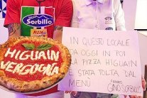 احتفالات وبيتزا بالمجان في نابولي لإصابة هيغواين