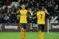 فينغر يؤكد بقاء أوزيل وسانشيز حتى نهاية عقديهما على الأقل