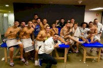 لقطة كريستيانو مع لاعبي مدريد تثير غضب جماهير برشلونة