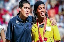 رونالدينهو وريكلمي يتراجعان عن “الاعتزال” لدعم فريق تشابيكوينسي