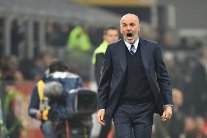 مدرب إنتر ميلان يعاقب لاعبيه بعد ثلاثية نابولي