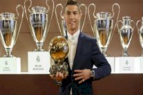 كريستيانو رونالدو يفوز بالكرة الذهبية لعام 2016