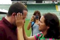 والدة حارس شابيكوينسي تُبكي الملايين عند نيل نجلها جائزة أفضل لاعب