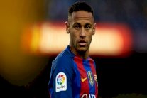 نيمار يحصل على 77 يورو مقابل كل توقيع على صورته