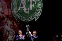 تشابيكوينسي البرازيلي يتسلم كأس 