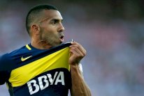 كارلوس تيفيز يحسم مستقبله الرياضي في شهر العسل !