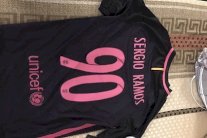 مدريدي يهدي صديقه البرشلوني قميص لراموس يحمل الرقم 