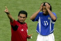 داني ميلز يكشف دور سكولز في طرد رونالدينيو بمونديال 2002