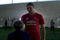 زلاتان إبراهيموفيتش يحقق حلم طفل قبل الكريسماس