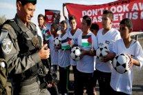 قرار دوليّ يزيد الضغوط على الفيفا في قضية أندية المستوطنات