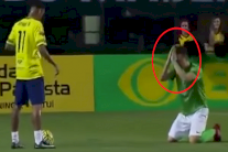 لاعب يتوسل إلى نيمار عدم إهانته بالكرة