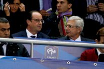 استئناف المباريات في ستاد دو فرانس بحضور هولاند