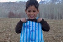 ميسي يتحرك للالتقاء بالطفل الأفغاني مرتضى 