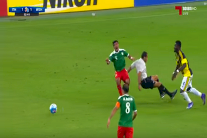 مونتاري يُسقط حكم بحريني في لقطة كوميدية