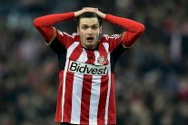 سندرلاند يفسخ عقد آدم جونسون لمزاعم جنسية