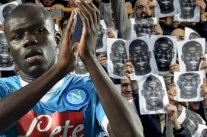 جمهور نابولي يرد على عنصرية جمهور لاتسيو بقناع كوليبالي