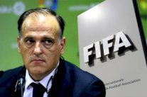 رئيس رابطة الليغا يتهم الفيفا بتسريب عقود نجوم الكرة