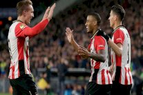 إيندهوفن يبتعد 4 نقاط مؤقتاً في صدارة الدوري الهولندي