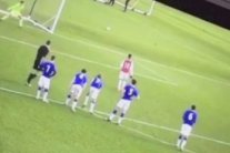 ناشئو أرسنال ينفذون ركلة جزاء على طريقة ميسي وسواريز