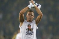 لاعب روسي يغضب الجماهير التركية بصورة بوتين في مباراة باسطنبول