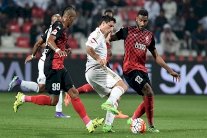 الأهلي يهزم الوحدة ويعتلي صدارة الدوري الإماراتي