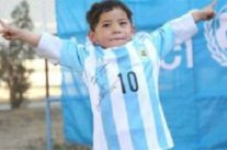 الصبي الافغاني مرتضى، عاشق ميسي، يحصل على قميص حقيقي من النجم نفسه