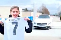 فتاة عاشقة لكريستيانو رونالدو تحاول اقتحام سيارته للالتقاء به!