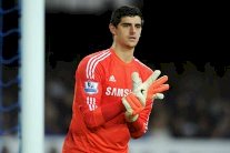 طقوس غريبة لكورتوا مع قفازاته 