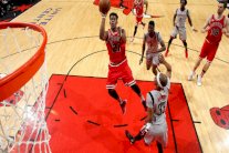 عودة ناجحة لباتلر وجينوبيلي بفوز شيكاغو بولز وسبيرز